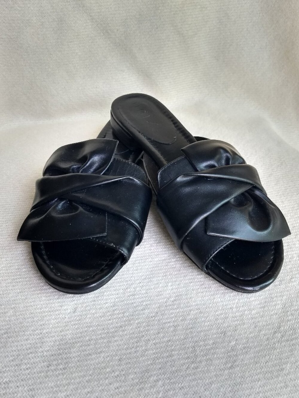 UNISA Flat Sandals Size 8.